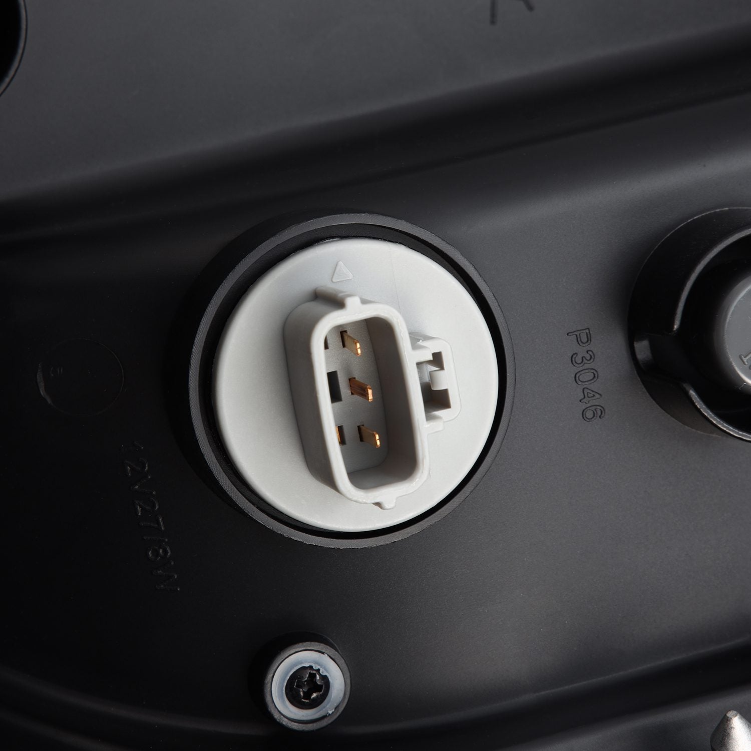 14-21 Toyota Tundra LUXX-Series LED Tail Lights Black-Red | AlphaRex