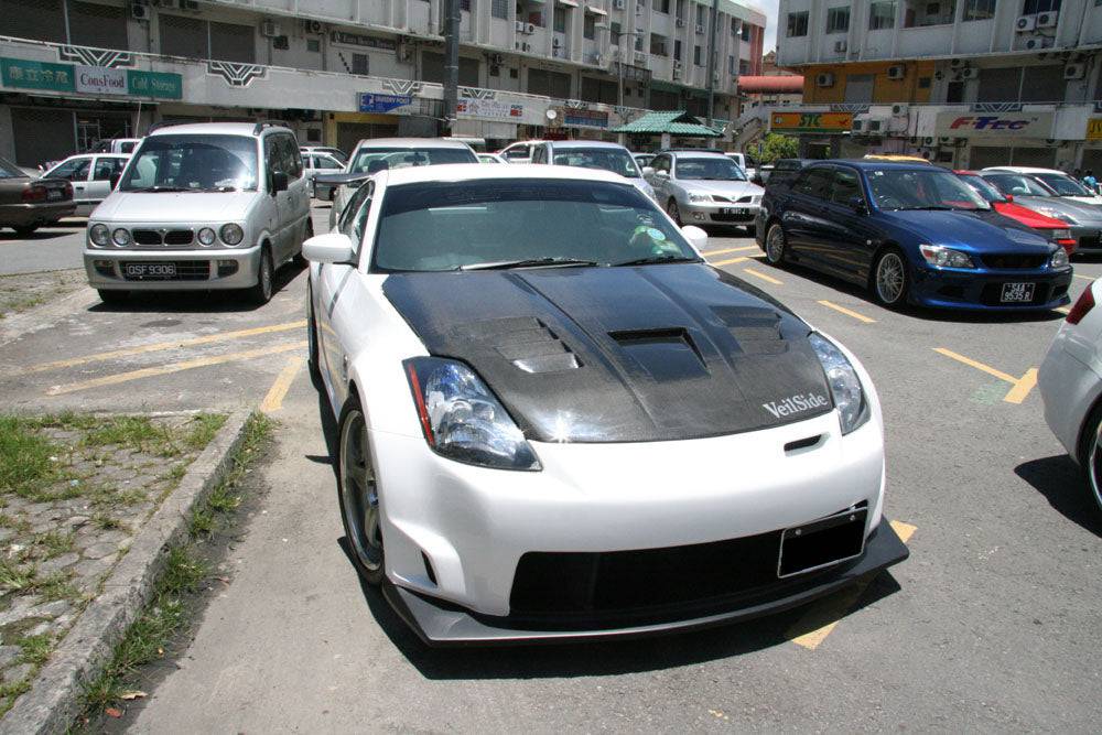 2003-2005 Nissan 350Z VT Style Hood - Carbonado
