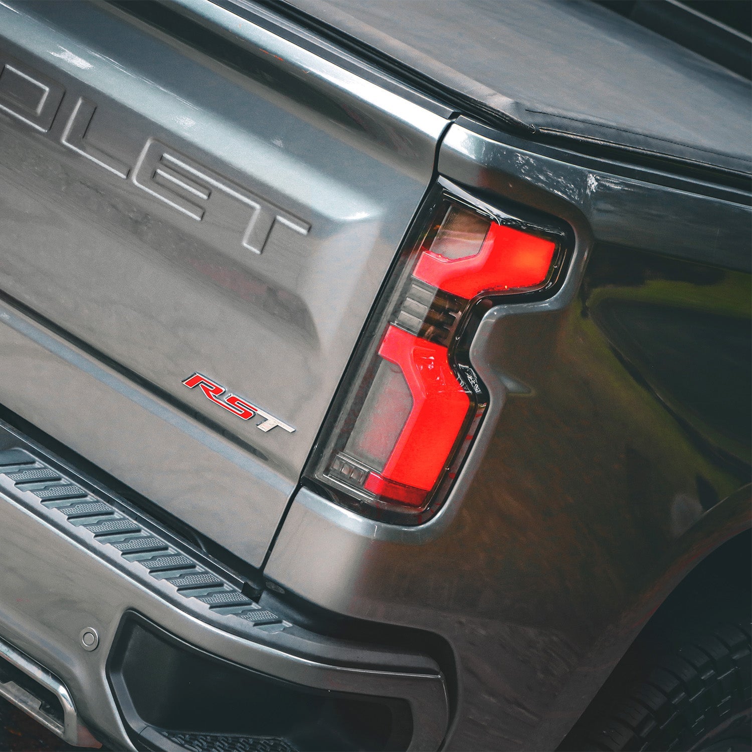 19-25 Chevrolet Silverado 1500 / 20-25 Silverado 2500HD/3500HD LUXX-Series LED Tail Lights Black Red | AlphaRex
